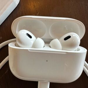 Apple White Earbud Headphones with Charging Case